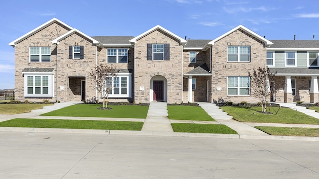 view of front of property with a front yard