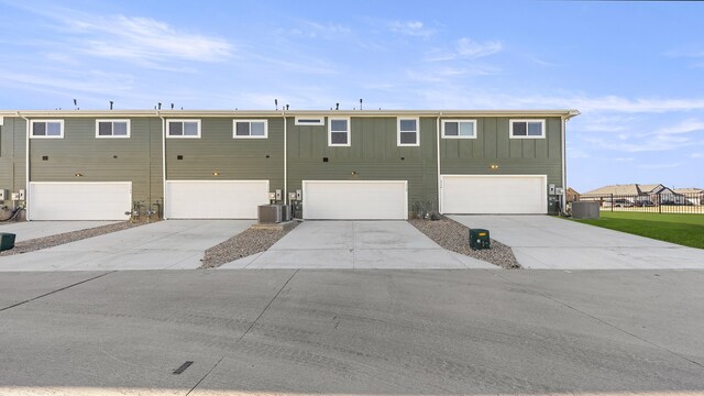 view of front facade featuring cooling unit and a garage