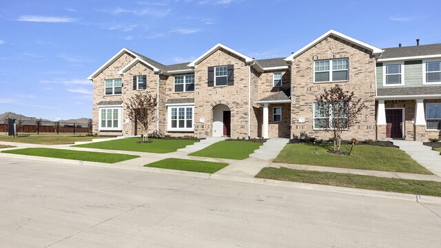 view of front of home featuring a front lawn