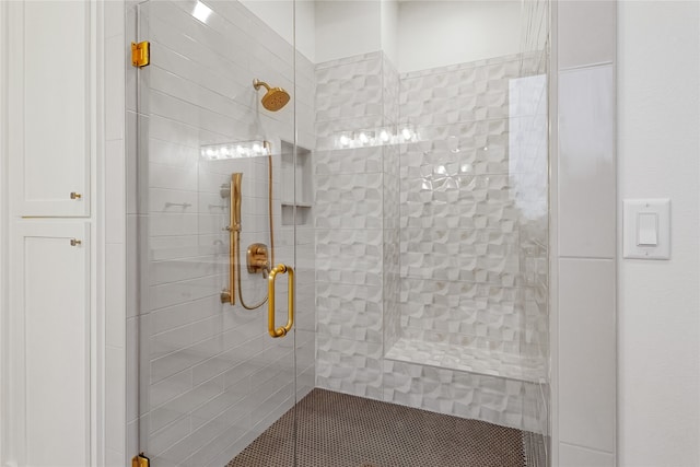 full bathroom featuring a tile shower