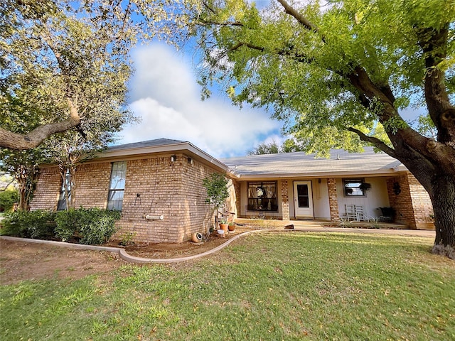 ranch-style house featuring a front lawn and a porch