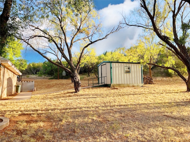 view of yard featuring a storage shed