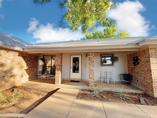 entrance to property featuring covered porch