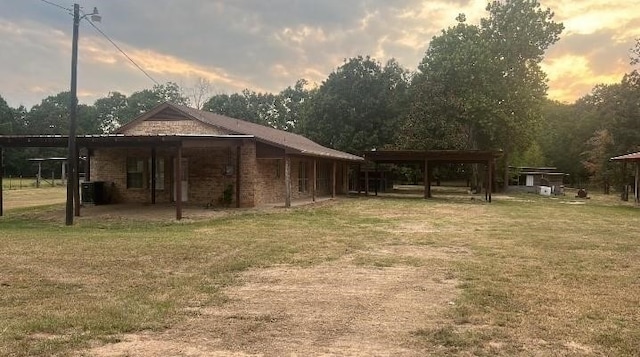 view of yard at dusk