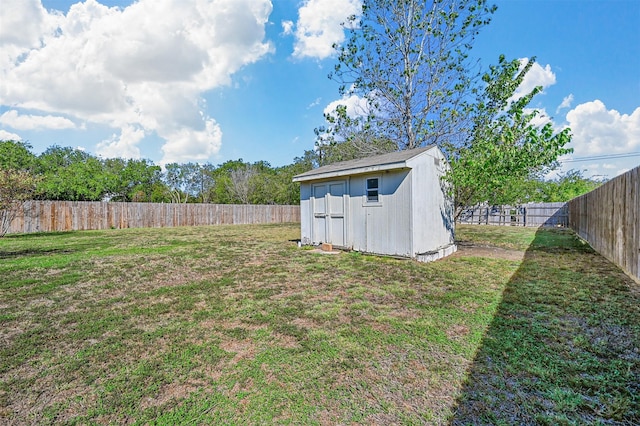 view of yard featuring a shed