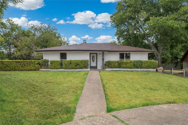 single story home featuring a front yard