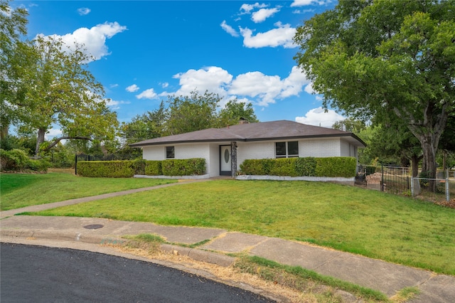 view of front of home featuring a front lawn