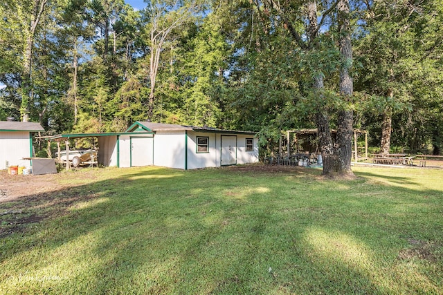 view of yard featuring a shed