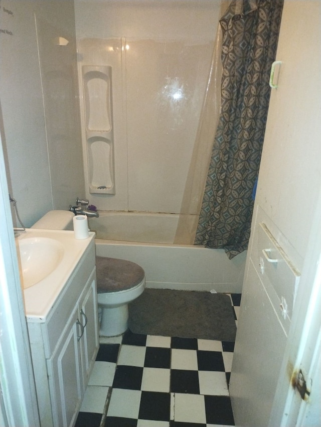 bathroom featuring shower / tub combo with curtain, vanity, toilet, and tile patterned floors