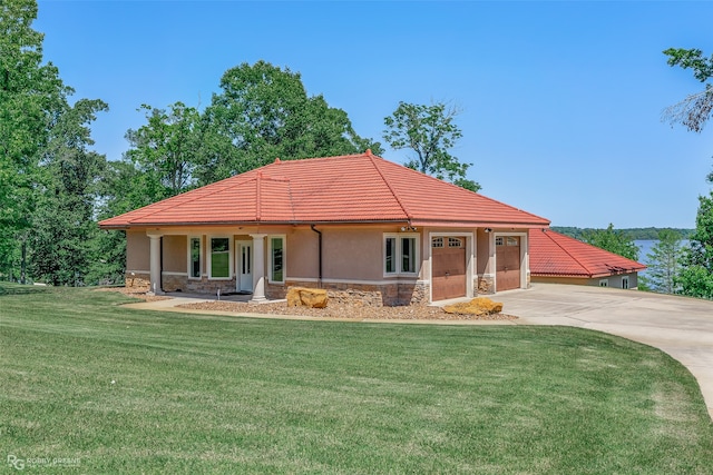 view of front of house featuring a front yard and a garage