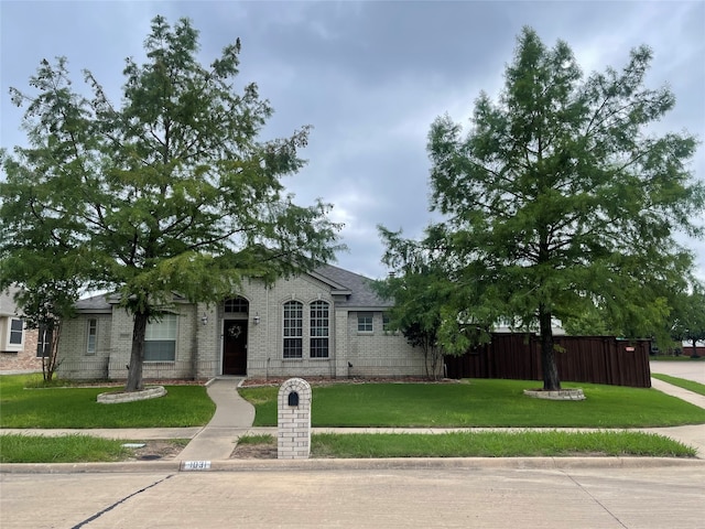 view of front of house with a front lawn