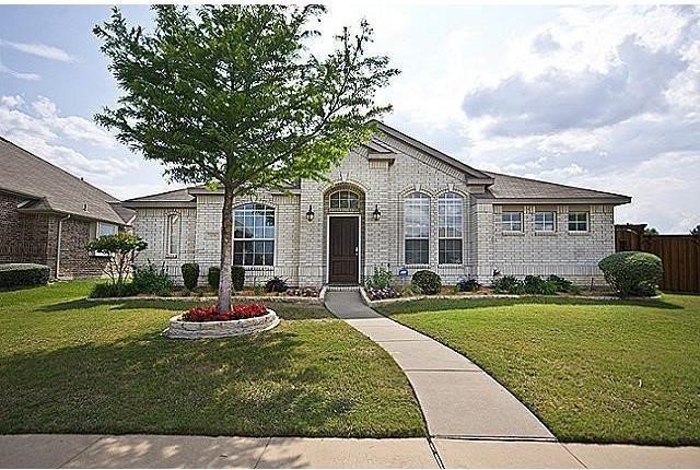 view of front of property with a front lawn