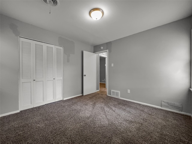 unfurnished bedroom with carpet flooring and a closet