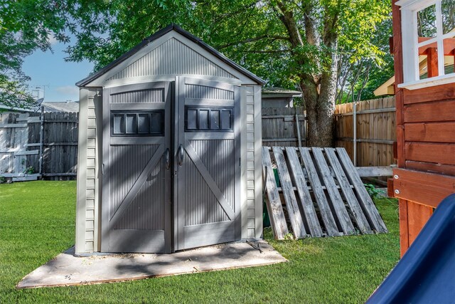 view of outdoor structure featuring a yard