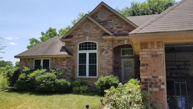 view of front of house with a front lawn