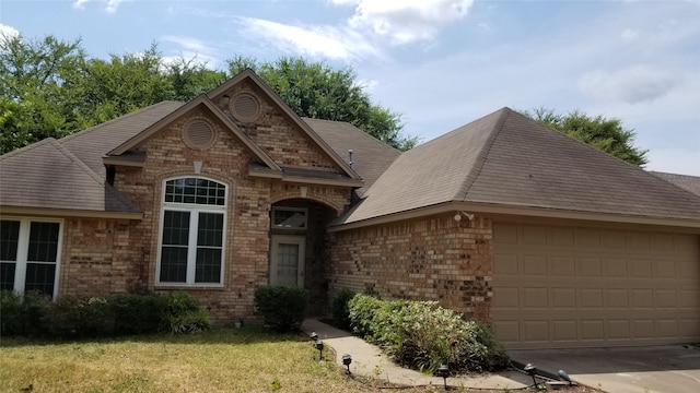 view of front of property featuring a front lawn