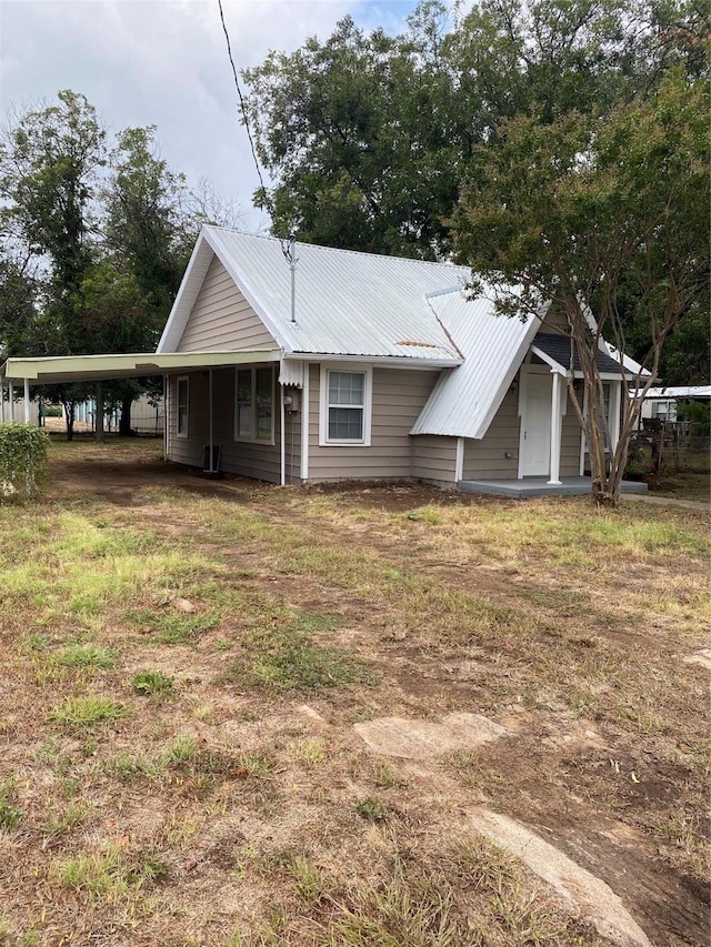 view of front of house with a front lawn and a carport