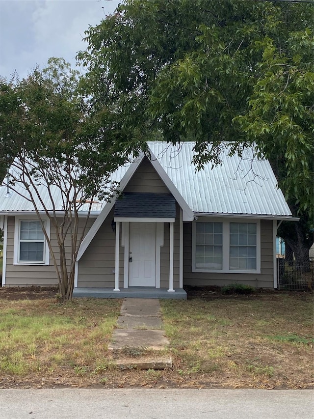 ranch-style house featuring a front yard