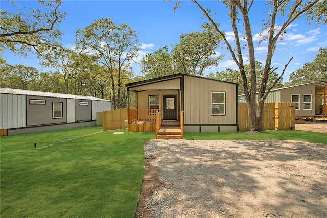 manufactured / mobile home with a front lawn