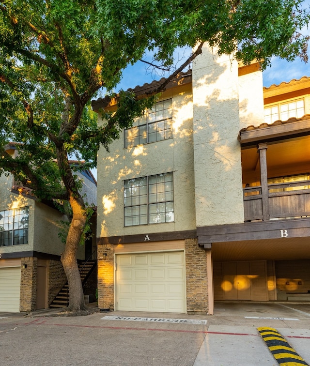 view of front facade featuring a garage