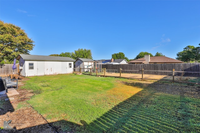 view of yard featuring an outbuilding