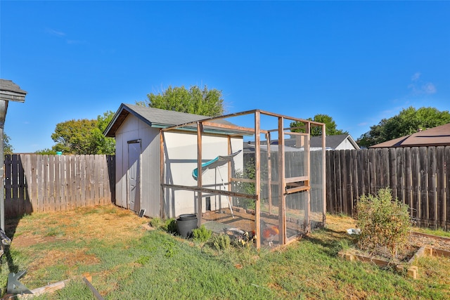 view of yard featuring an outdoor structure