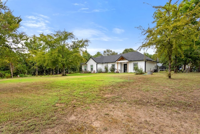 single story home with a front lawn