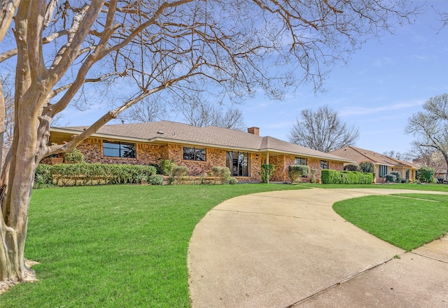 single story home with a front lawn