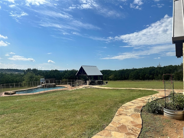 view of yard featuring a fenced in pool