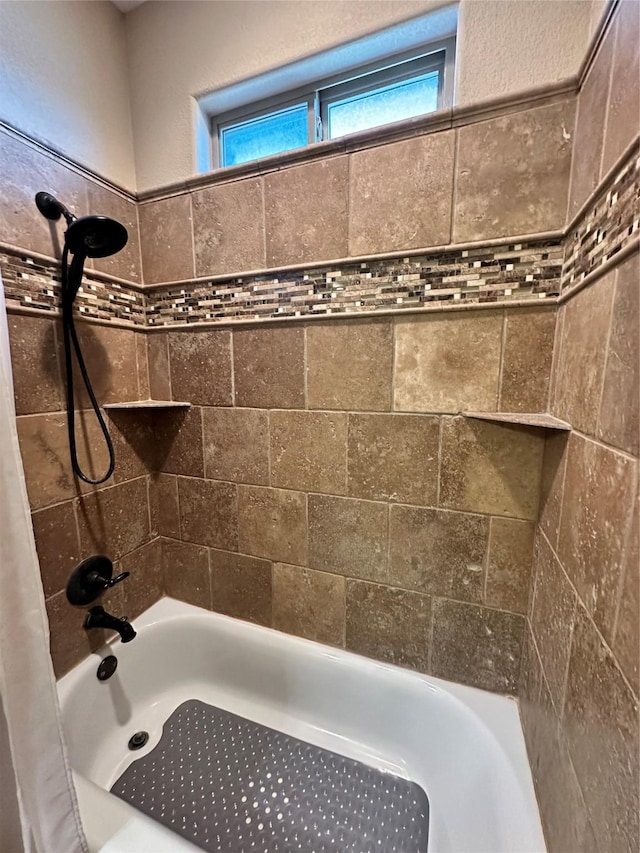 bathroom featuring tiled shower / bath combo