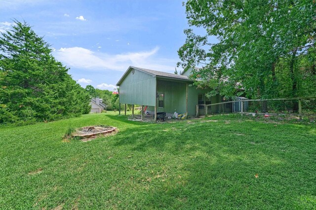 view of yard featuring a fire pit