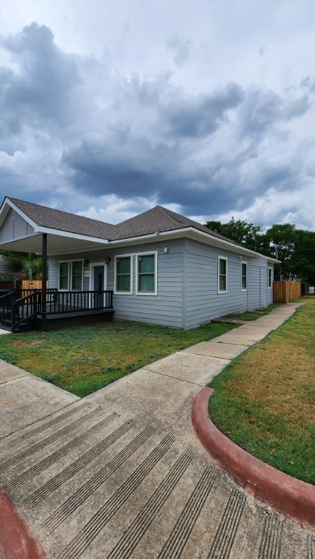 view of front of house featuring a front yard