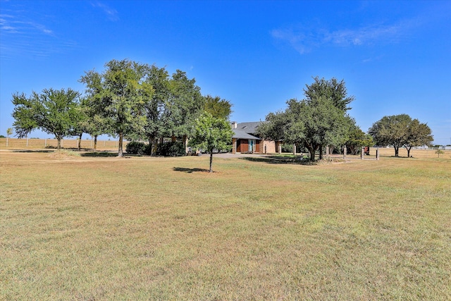 view of yard featuring a rural view