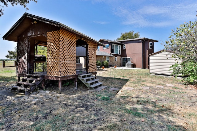 view of yard featuring a storage shed