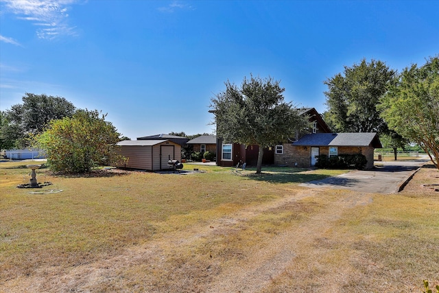 view of yard featuring a storage unit