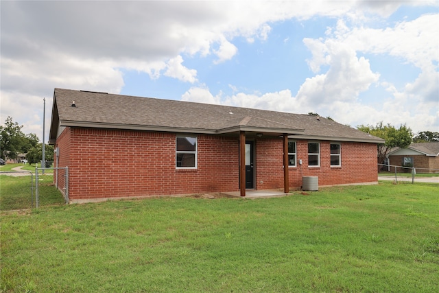 back of house featuring a lawn