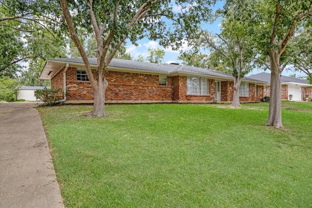 single story home with a front yard