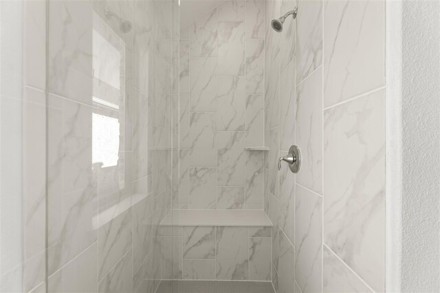 room details featuring tiled shower