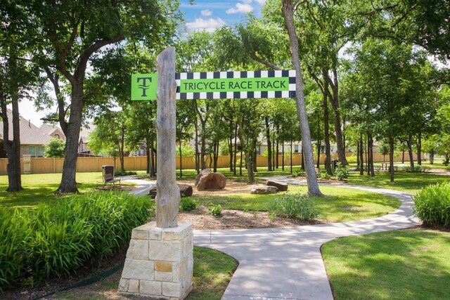 view of property's community featuring a lawn