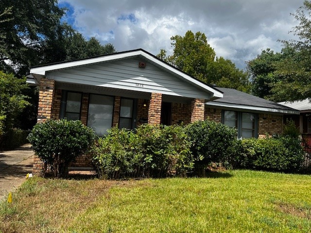 single story home featuring a front yard