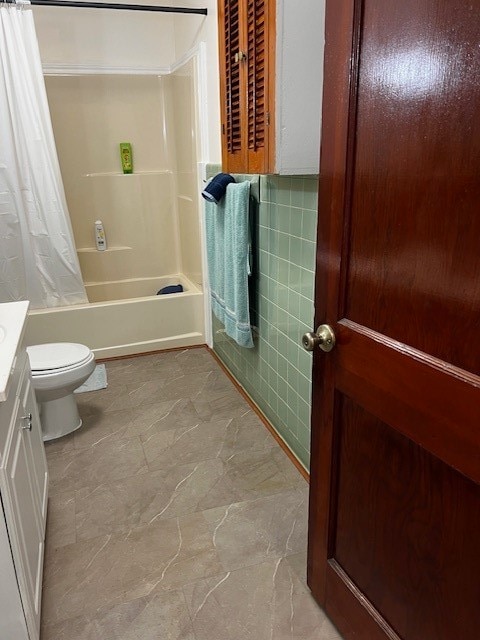 full bathroom featuring toilet, shower / tub combo, and vanity