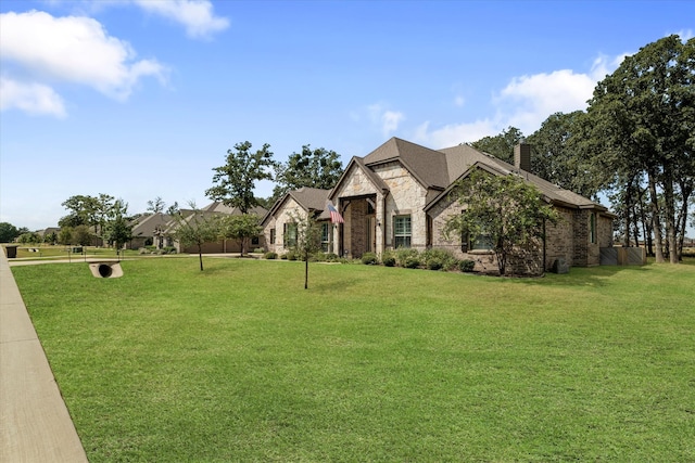 view of front of property featuring a front lawn