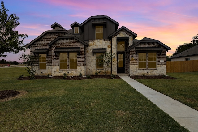 view of front facade featuring a yard