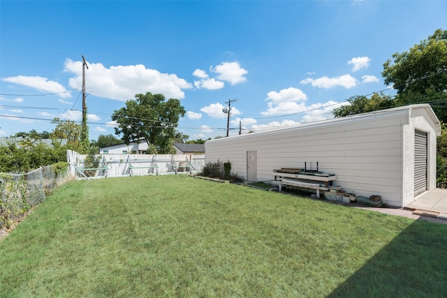 view of yard with a shed