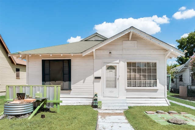 bungalow-style home featuring a front lawn