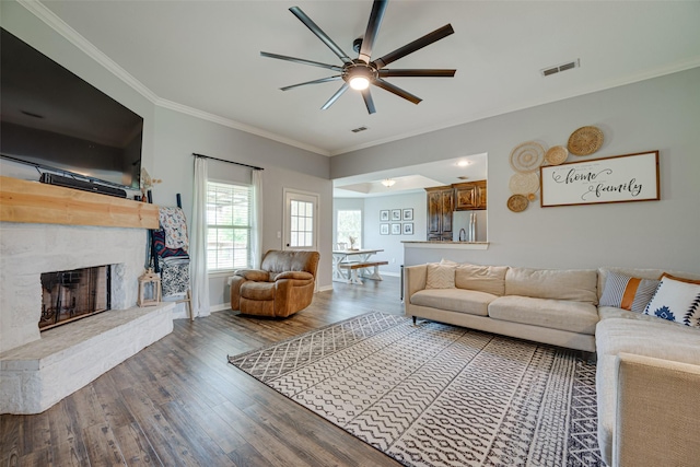 living room featuring hardwood / wood-style flooring, ornamental molding, and ceiling fan