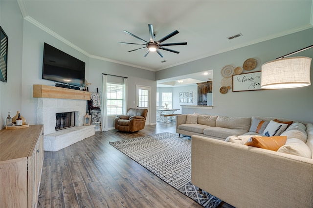 living room featuring ceiling fan, dark hardwood / wood-style floors, and ornamental molding