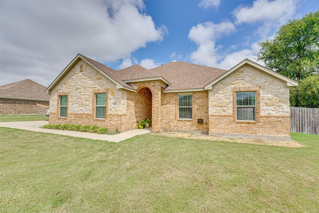 view of front of house featuring a front yard