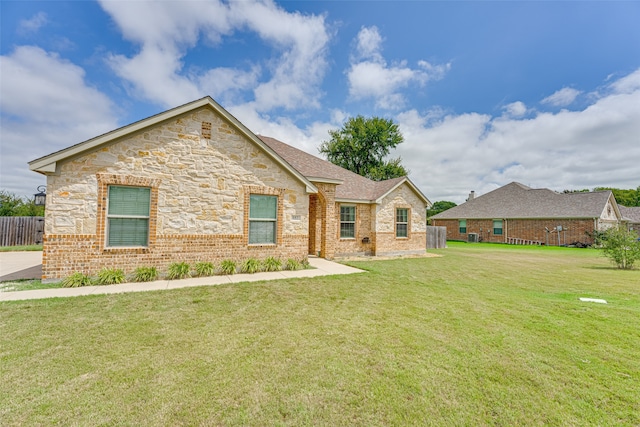 view of front of home featuring a front yard