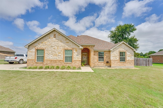 ranch-style home featuring a front lawn